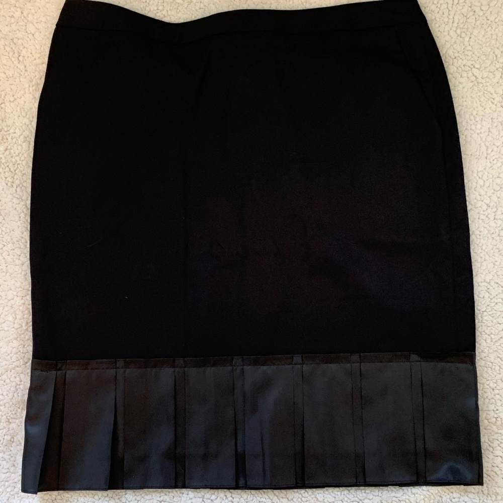 SIMPLY VERA VERA WANG : Black Pencil Skirt w/Satin